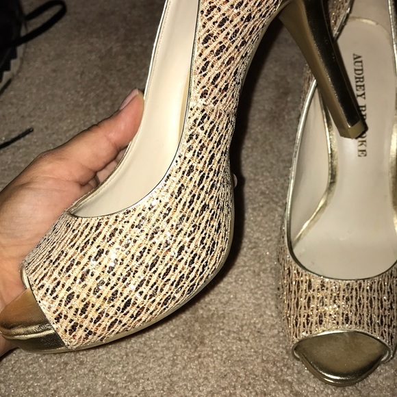 STUNNING - Picture 5 of 5